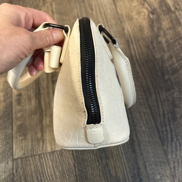 Betsy Johnson Embossed Skull Purse Ivory Mini Crossbody Bag Handbag Bow - Picture 5 of 9